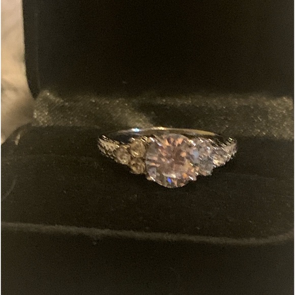 ❤️BEAUTIFUL ENGAGEMENT RING W/SILVER BAND SZ 8.5❤️ - Picture 2 of 9